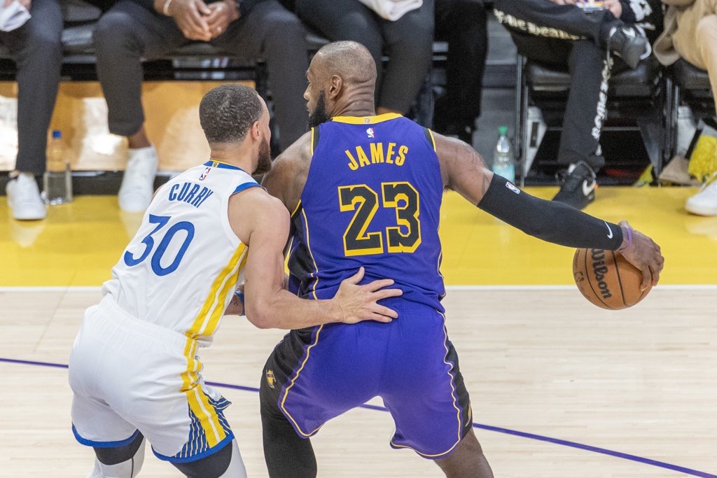 传奇不息!NBA晒詹库生涯数据:老詹生涯42036分 库里4029记三分